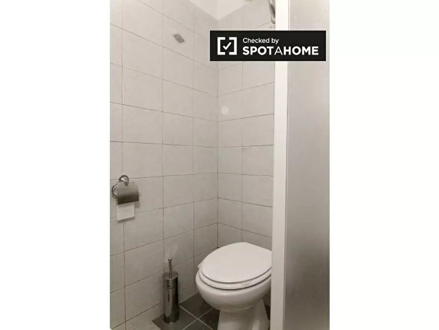 Immagine 14 di Camera condivisa in affitto  in Via Paola Falconieri a Roma