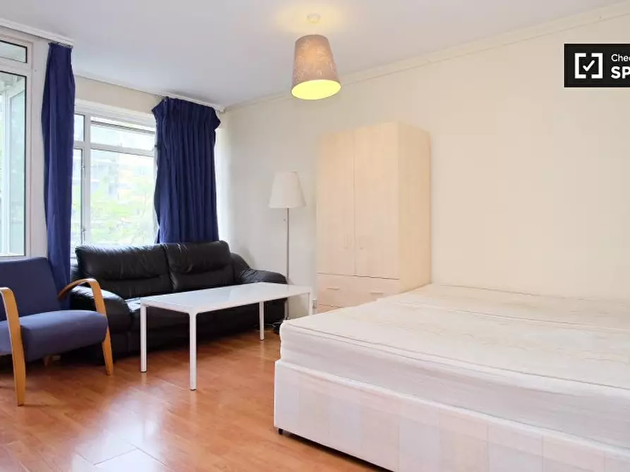 Immagine 3 di Camera condivisa in affitto  in CHURCHILL GARDENS a 