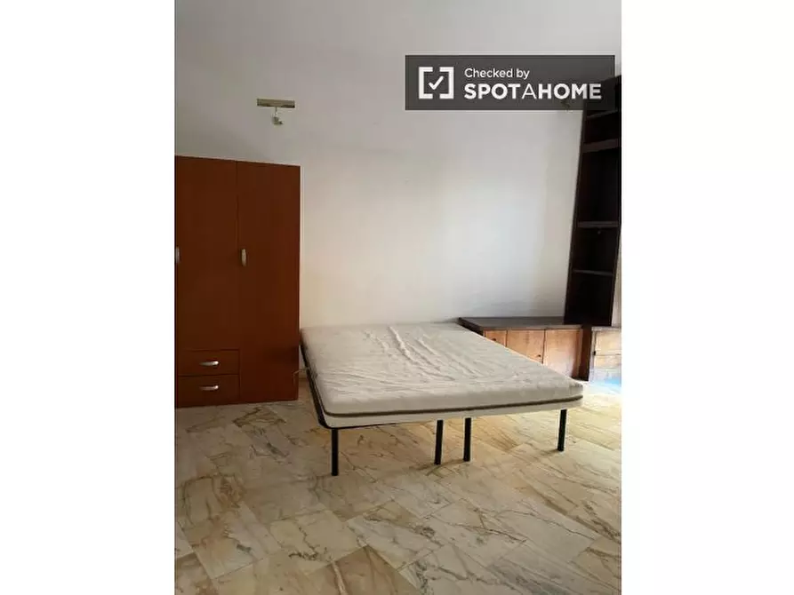 Immagine 2 di Camera condivisa in affitto  in Via dei Liburni a Roma