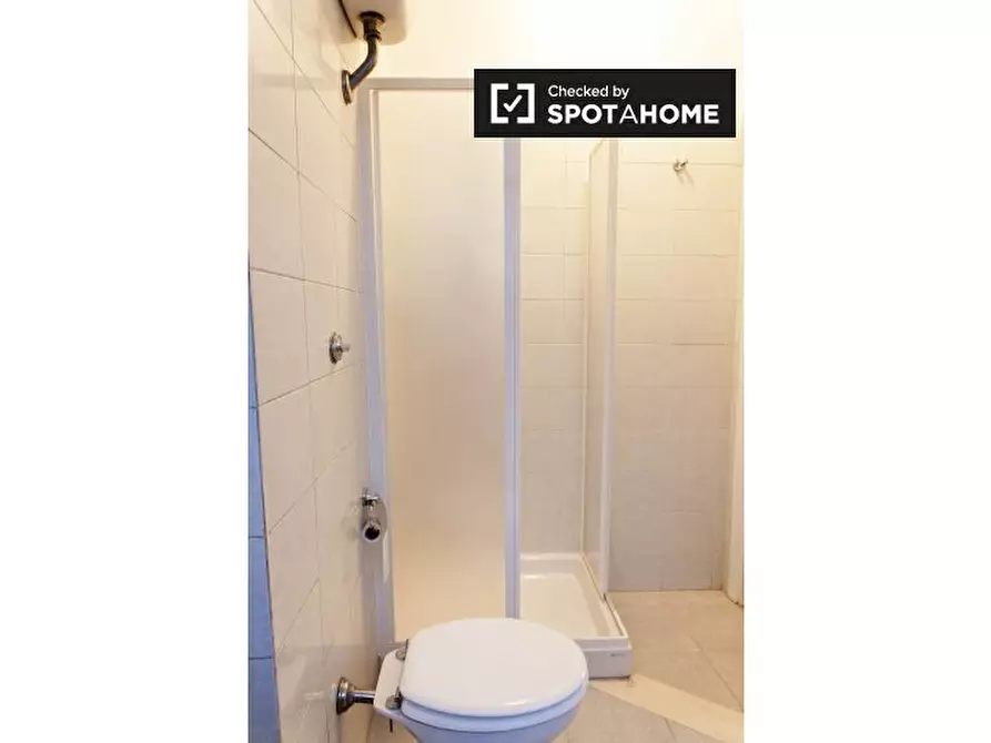 Immagine 7 di Camera condivisa in affitto  in Via Paola Falconieri a Roma