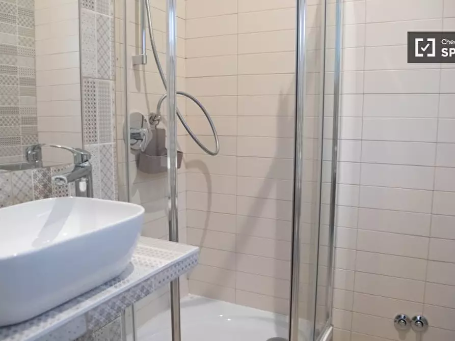 Immagine 12 di Camera condivisa in affitto  in Via Caprarola a Roma