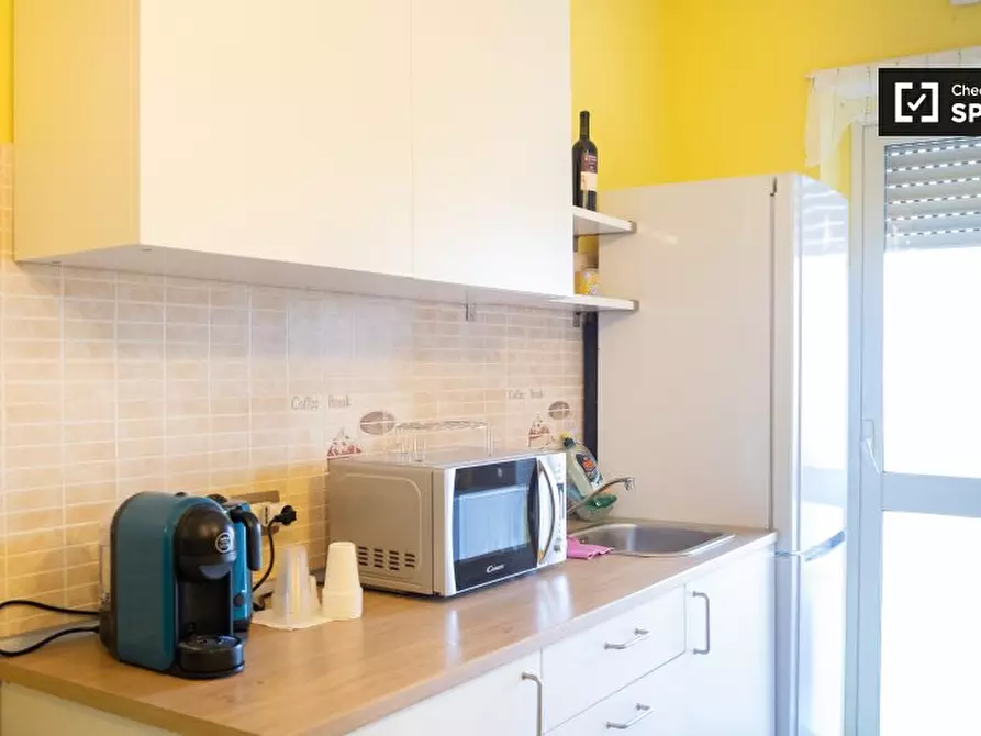 Immagine 8 di Camera condivisa in affitto  in Via Venzone a Roma