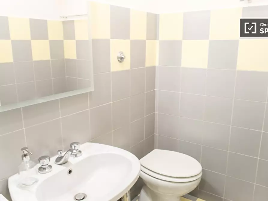 Immagine 5 di Camera condivisa in affitto  in Via Colle dei Pini a Roma