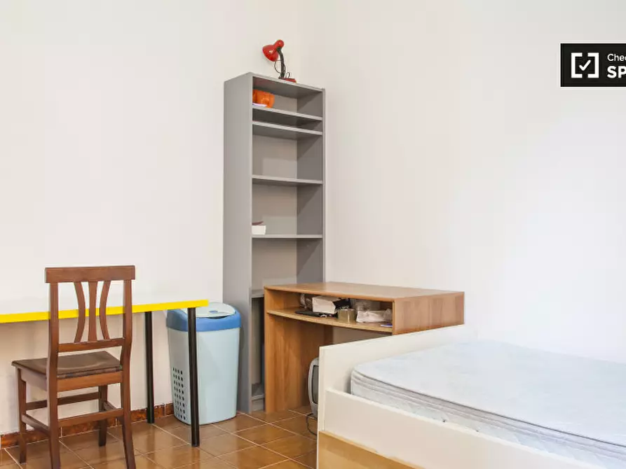 Immagine 17 di Camera condivisa in affitto  in Via Alessandro Avoli a Roma