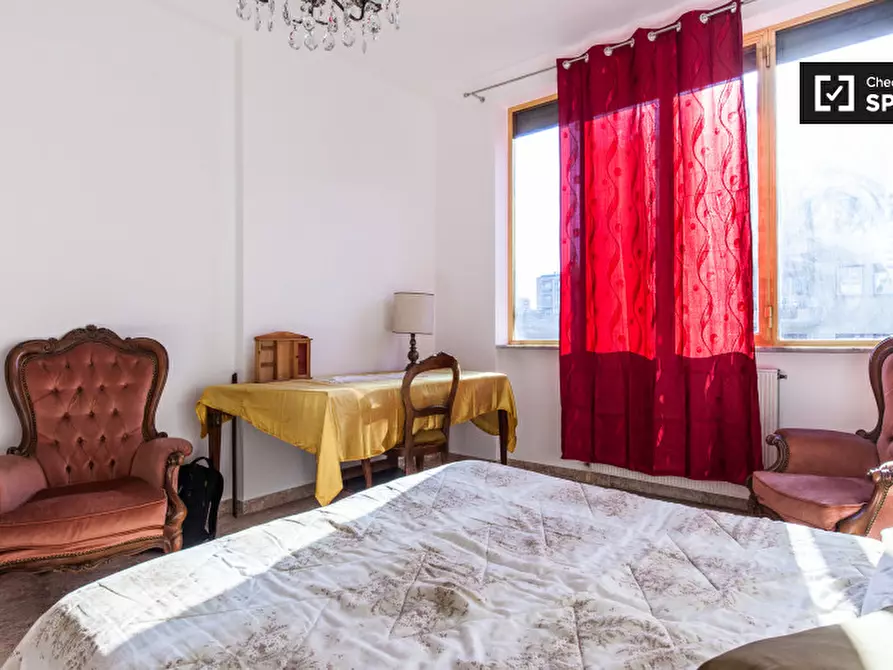 Immagine 2 di Camera condivisa in affitto  in Via Nemorense a Roma