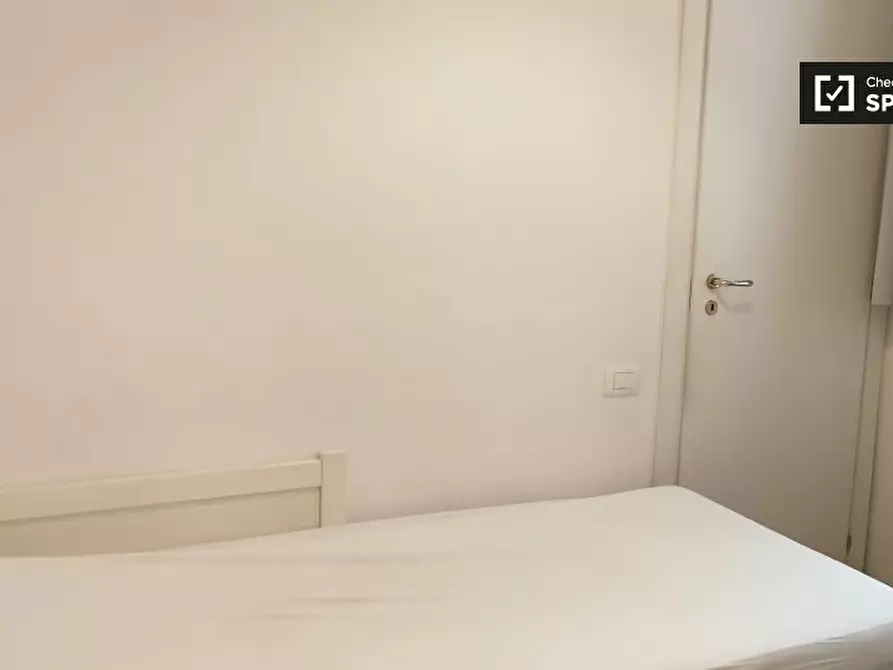 Immagine 5 di Camera condivisa in affitto  in Via Luca Valerio a Roma