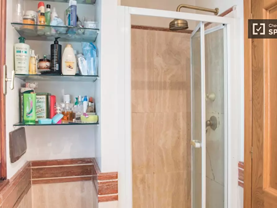 Immagine 11 di Camera condivisa in affitto  in Via Guattani a Roma