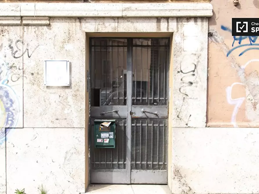 Immagine 17 di Appartamento in affitto  in Via la Spezia a Roma