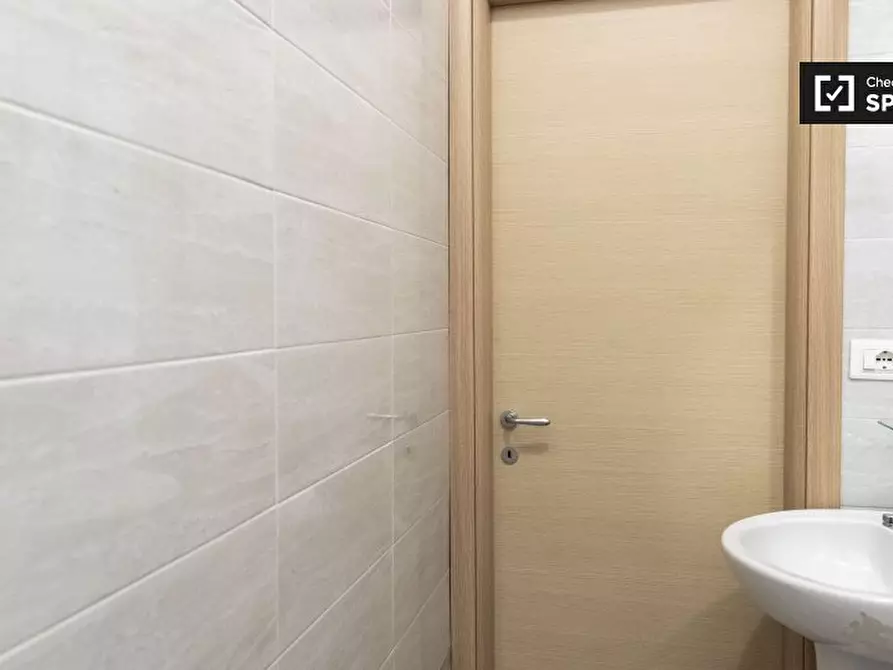 Immagine 8 di Camera condivisa in affitto  in Via Napoleone III a Roma
