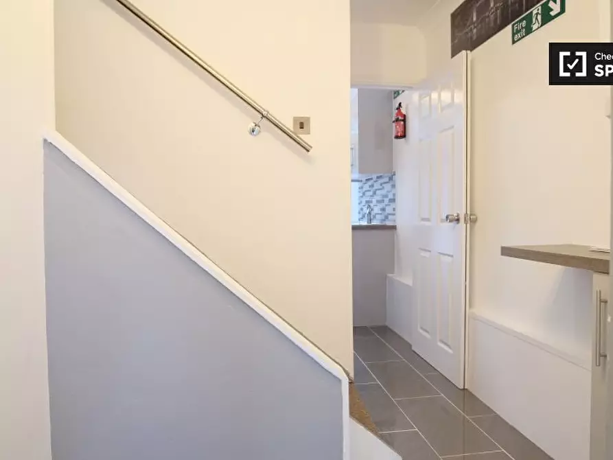 Immagine 8 di Camera condivisa in affitto  in Swanton Gardens, London SW19 6BL, UK a Merton