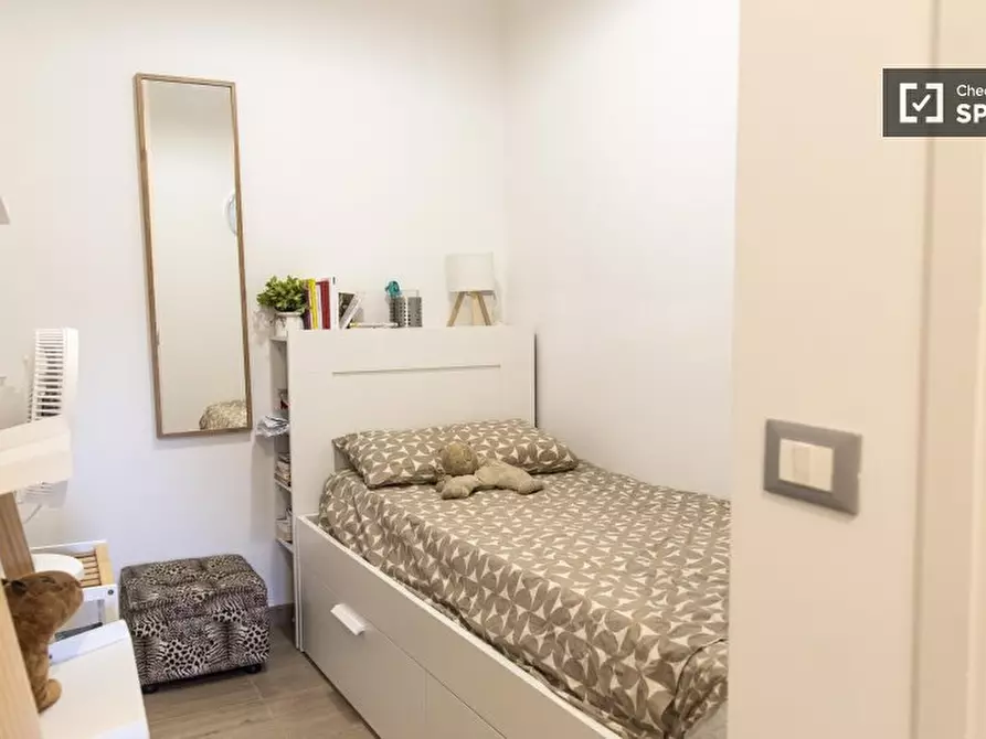 Immagine 1 di Camera condivisa in affitto  in Via Girolamo Benzoni a Roma