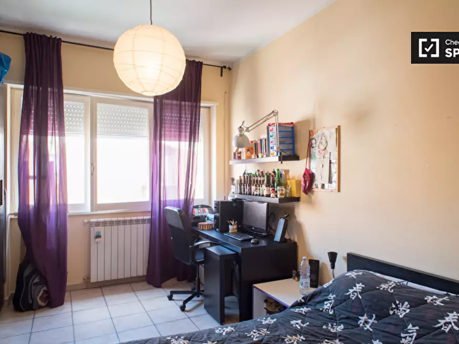 Immagine 4 di Camera condivisa in affitto  in Viale Jonio a Roma