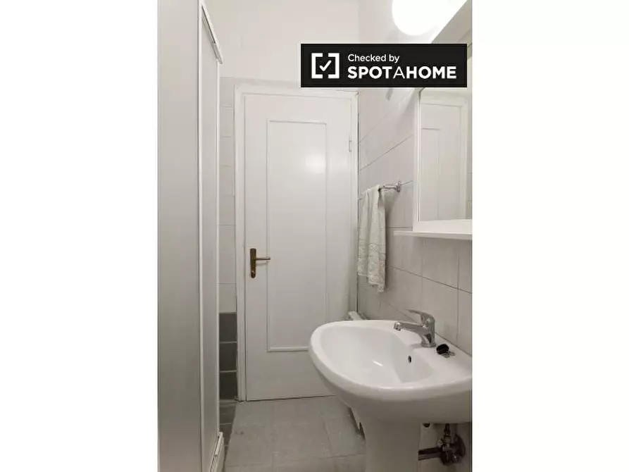 Immagine 13 di Camera condivisa in affitto  in Via Paola Falconieri a Roma