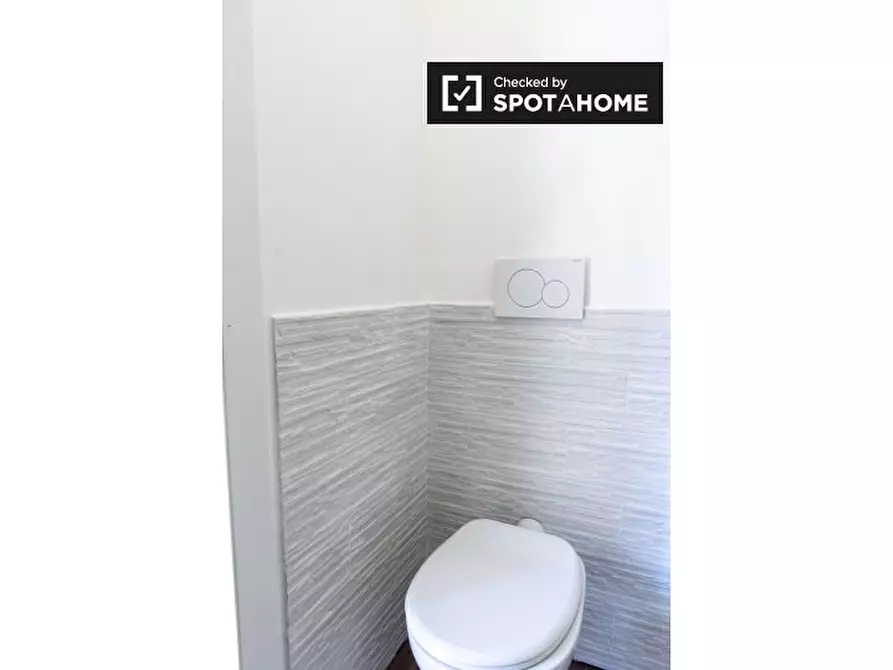 Immagine 11 di Camera condivisa in affitto  in Via Francesco Grimaldi a Roma