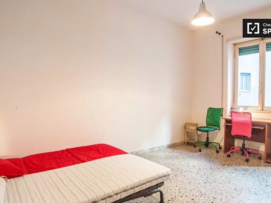 Immagine 2 di Camera condivisa in affitto  in Via Alba a Roma