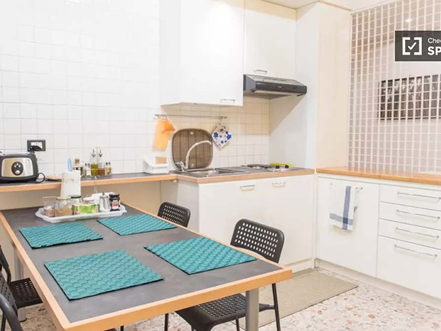 Immagine 7 di Camera condivisa in affitto  in Via Colle dei Pini a Roma