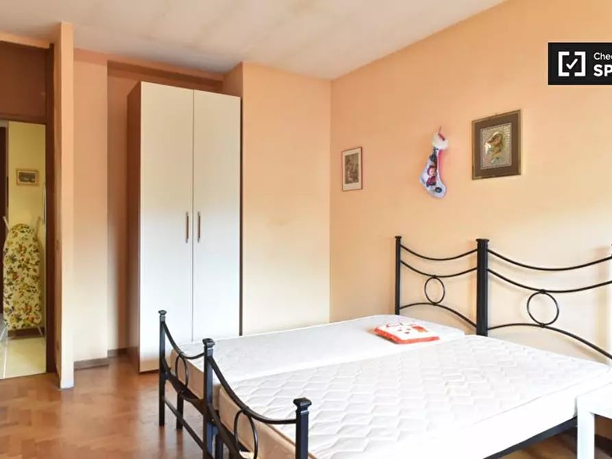 Immagine 2 di Camera condivisa in affitto  in Viale dei Caduti Nella Guerra di Liberazione a Roma