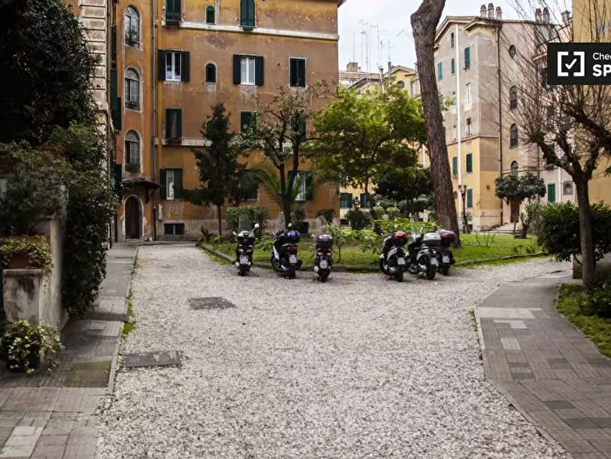 Immagine 16 di Camera condivisa in affitto  in Largo Magnagrecia a Roma