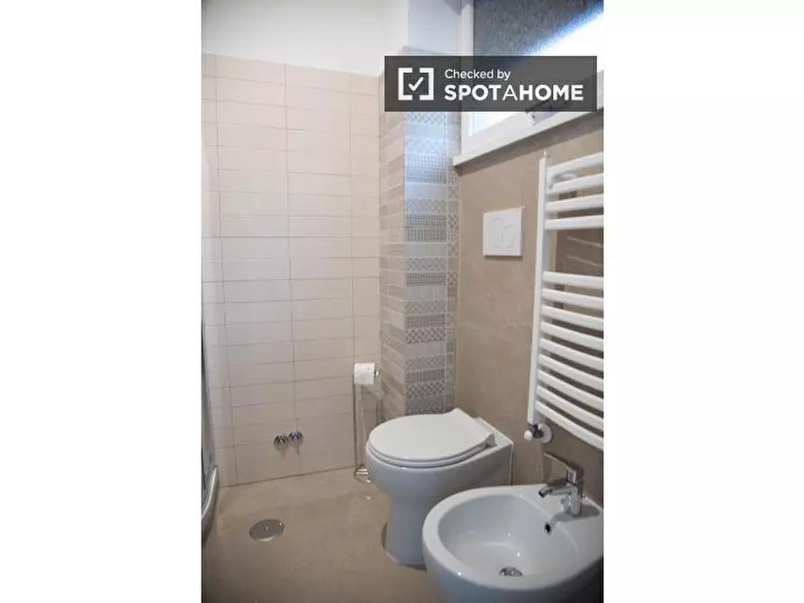 Immagine 15 di Camera condivisa in affitto  in Via Caprarola a Roma