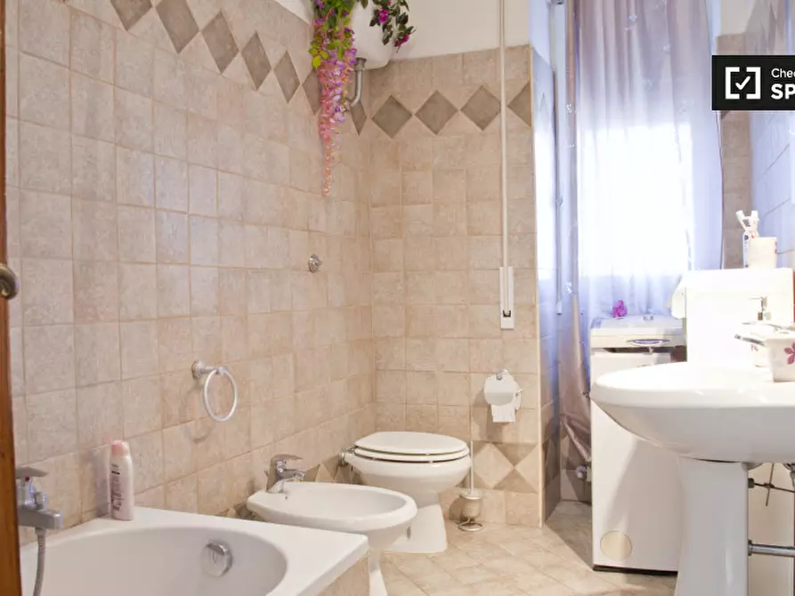 Immagine 12 di Camera condivisa in affitto  in Via della Massimilla a Roma