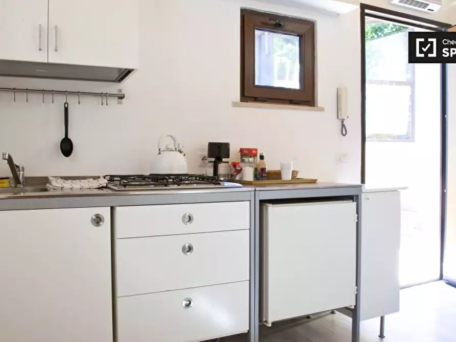 Immagine 3 di Camera condivisa in affitto  in Via dei Bonacolsi a Roma