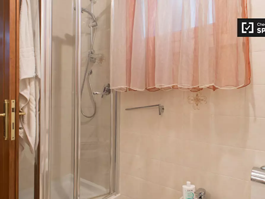 Immagine 13 di Camera condivisa in affitto  in Via Ugo Betti a Roma