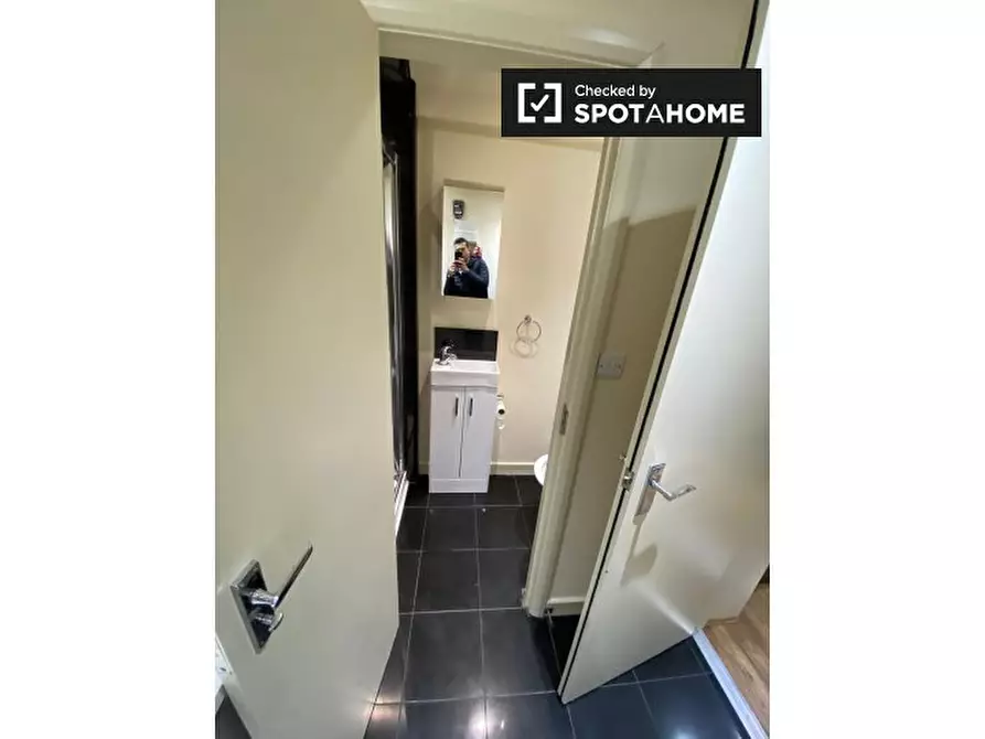 Immagine 6 di Ufficio in affitto  a Brent