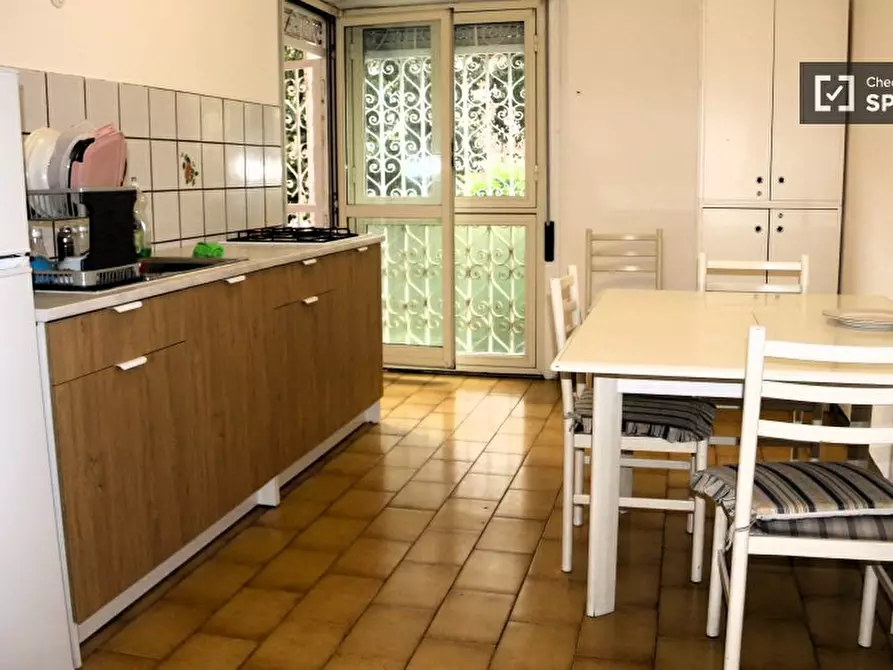 Immagine 19 di Camera condivisa in affitto  in Via Giuseppe de Robertis a Roma