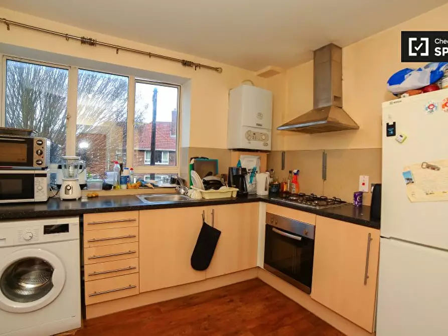 Immagine 3 di Camera condivisa in affitto  in Martindale Ave a East Ham