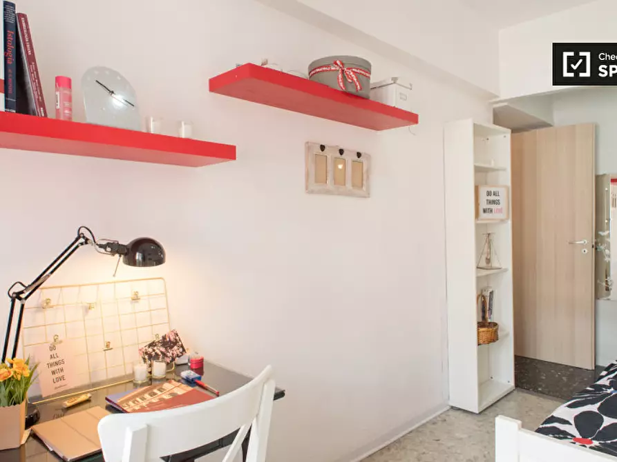 Immagine 2 di Camera condivisa in affitto  in Via Casilina a Roma