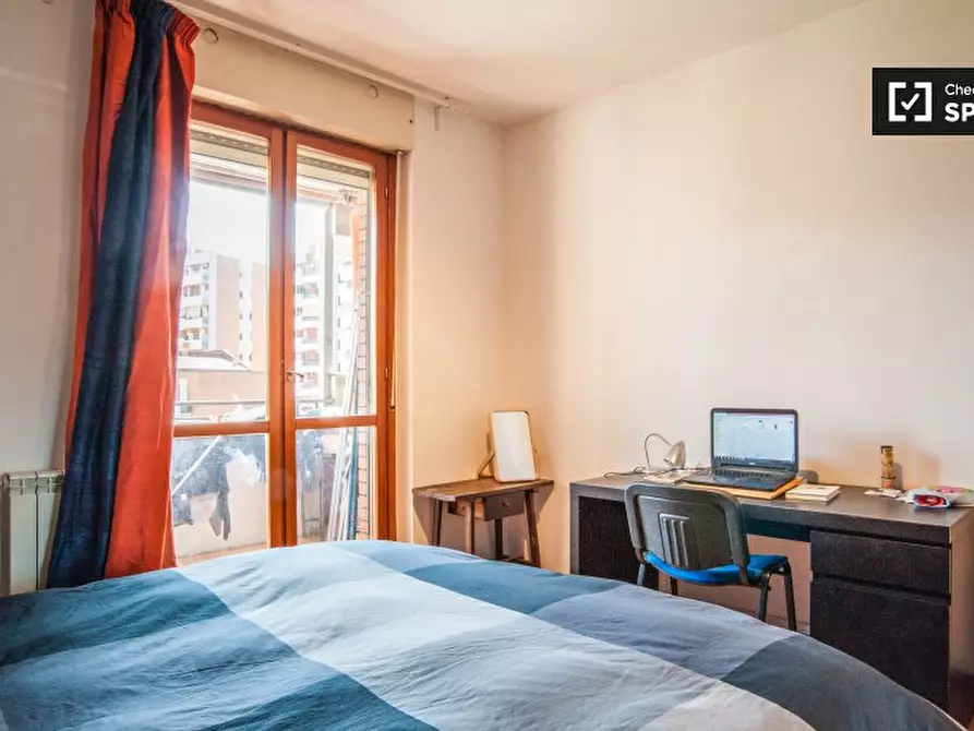 Immagine 2 di Camera condivisa in affitto  in Via Giulioli Eudo, 00173 Roma RM, Italy a Roma