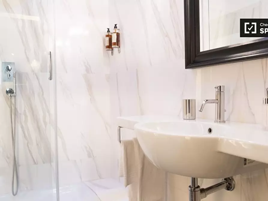 Immagine 11 di Appartamento in affitto  in Via del Banco di Santo Spirito a Roma