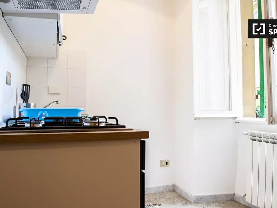 Immagine 8 di Camera condivisa in affitto  in Largo Magnagrecia a Roma