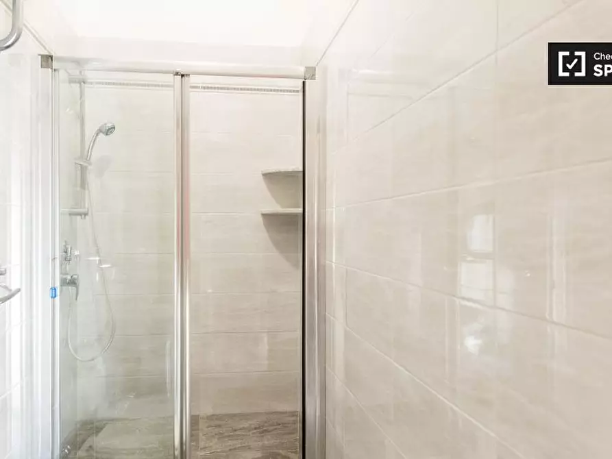 Immagine 6 di Camera condivisa in affitto  in Via Napoleone III a Roma