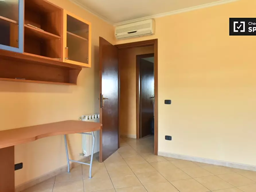 Immagine 3 di Camera condivisa in affitto  in Via Tullio Garbari, 00125 Roma RM, Italy a Roma