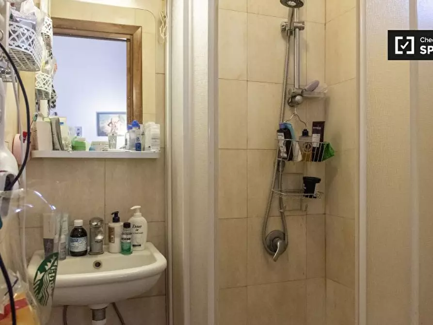 Immagine 5 di Camera condivisa in affitto  in Via Castelfidardo, 00185 Roma RM, Italy a Roma