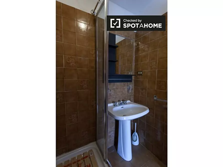 Immagine 6 di Camera condivisa in affitto  in Via Valentino Banal, 00177 Roma RM, Italy a Roma