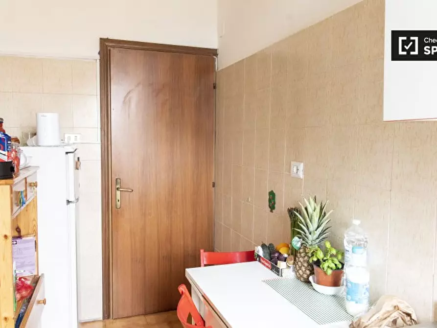 Immagine 13 di Camera condivisa in affitto  in Via Sinuessa a Roma