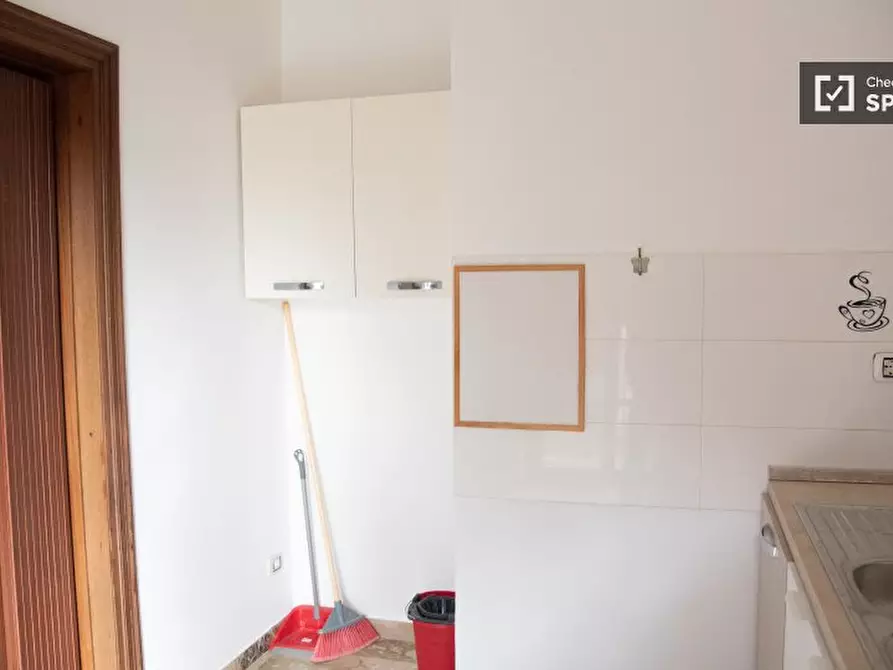 Immagine 10 di Camera condivisa in affitto  in Via Colle Di Mezzo a Roma