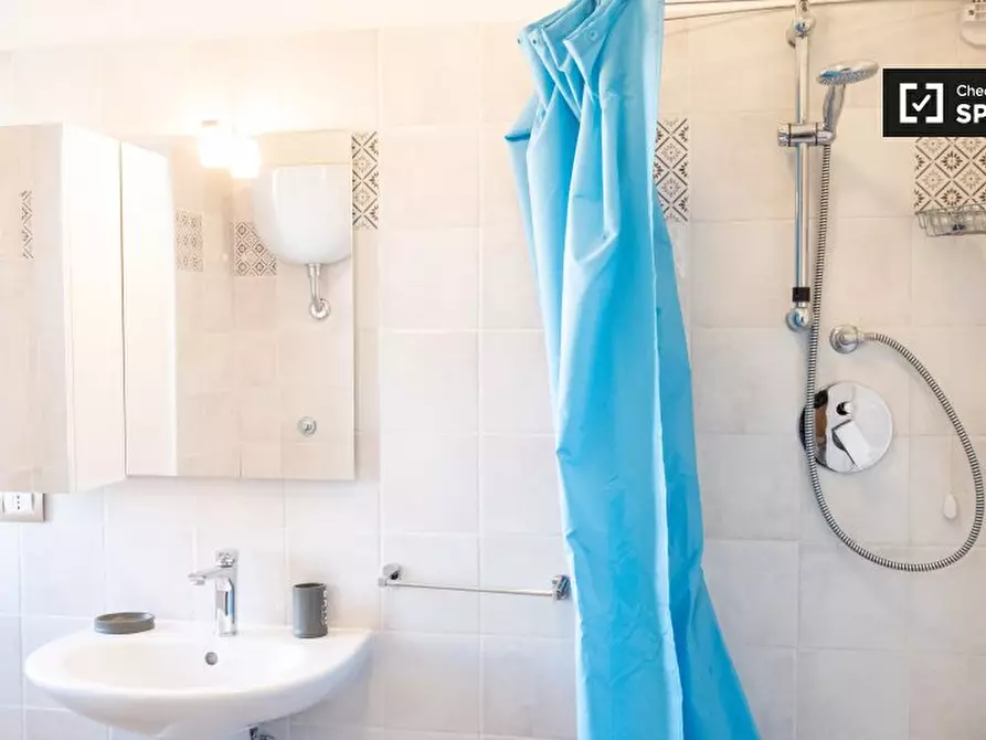 Immagine 6 di Camera condivisa in affitto  in Via Venzone a Roma