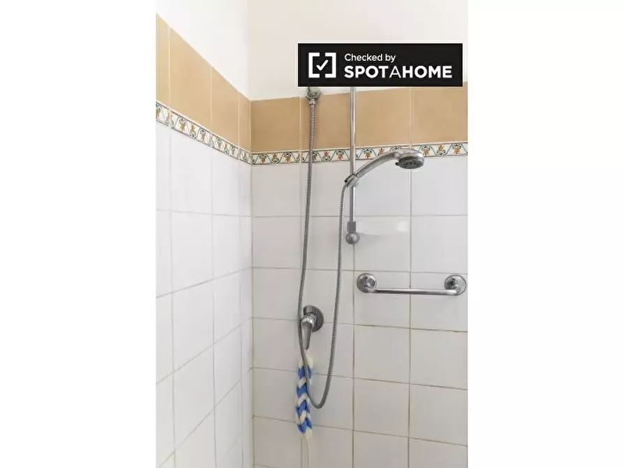 Immagine 10 di Camera condivisa in affitto  in Via Salvatore di Giacomo a Roma