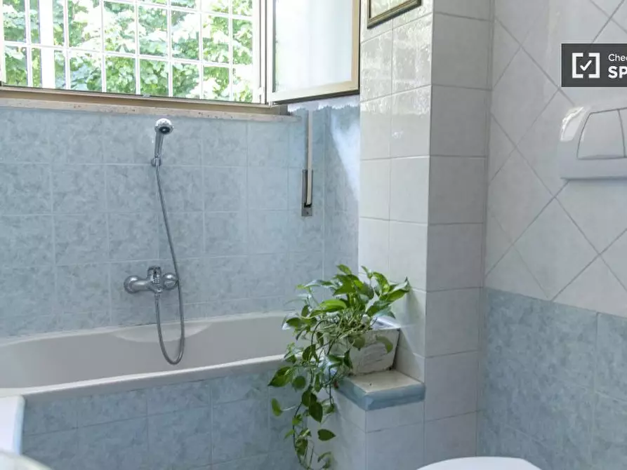 Immagine 10 di Camera condivisa in affitto  in Via della Fisica a Roma