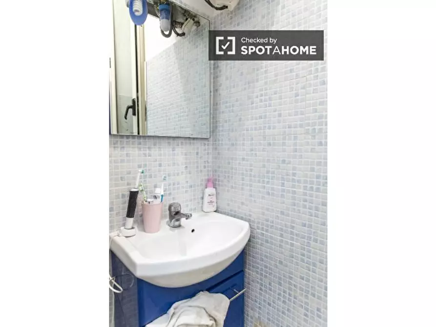 Immagine 14 di Camera condivisa in affitto  in Via Agri a Roma