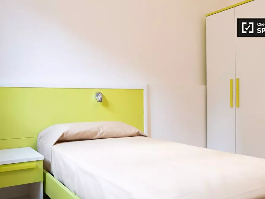 Immagine 2 di Camera condivisa in affitto  in Via dei Giovi a Roma