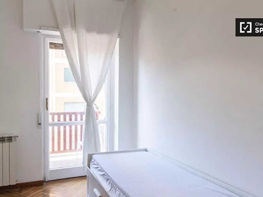 Immagine 13 di Camera condivisa in affitto  in Via Luca Valerio a Roma