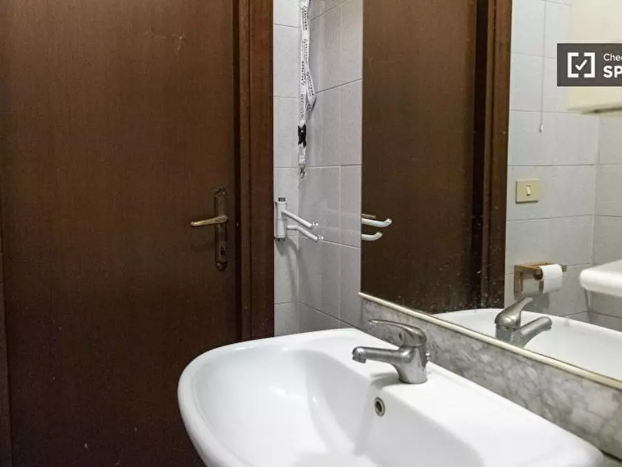 Immagine 8 di Camera condivisa in affitto  in Via Anagni a Roma