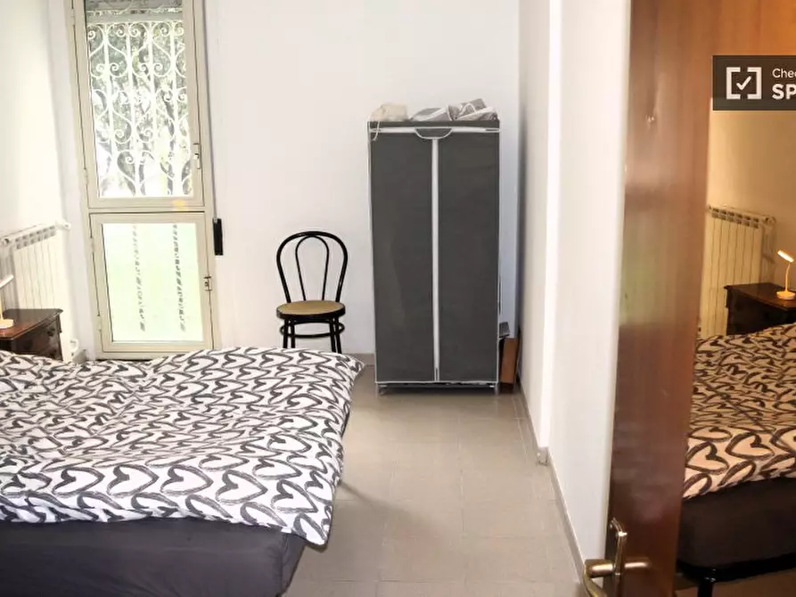 Immagine 1 di Camera condivisa in affitto  in Via Giuseppe de Robertis a Roma