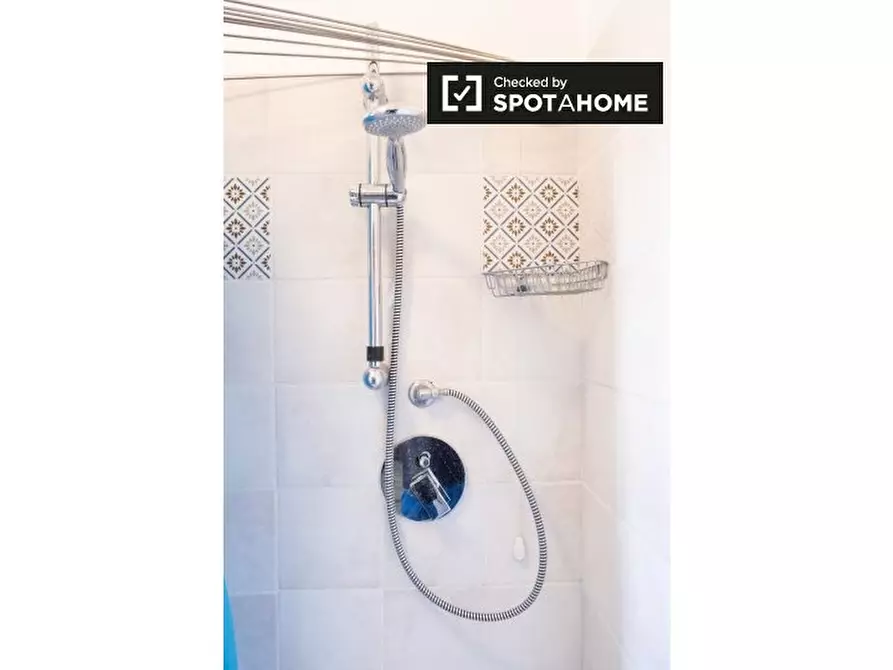 Immagine 8 di Camera condivisa in affitto  in Via Venzone a Roma