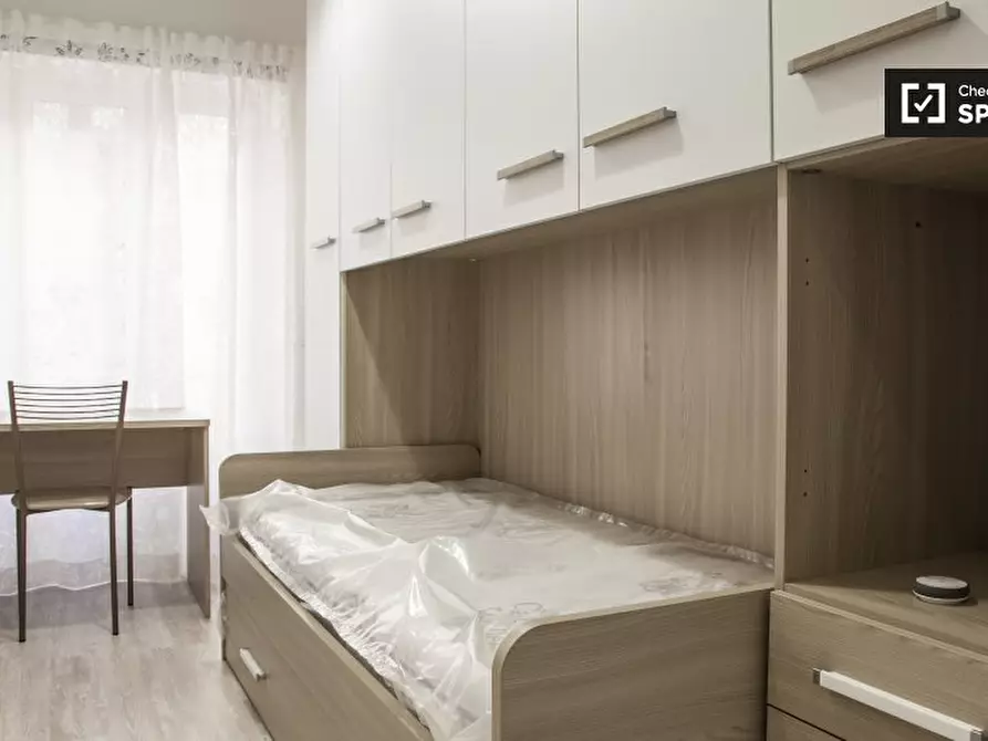 Immagine 4 di Camera condivisa in affitto  in Via Valdinievole, Roma RM, Italy a Roma