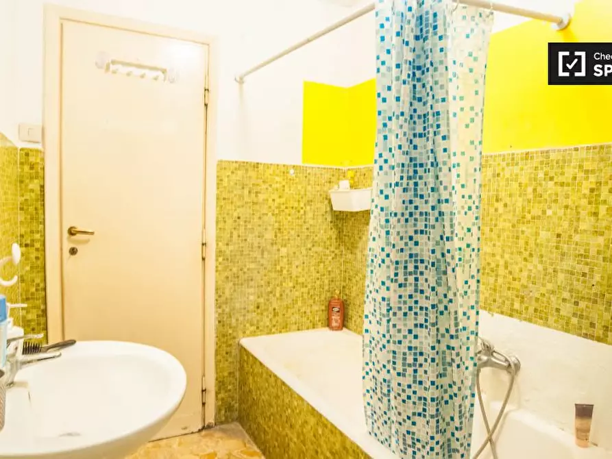 Immagine 13 di Camera condivisa in affitto  in Via Alba a Roma